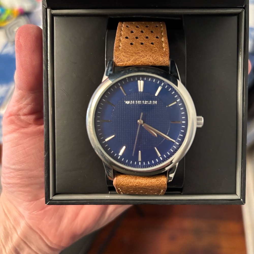 Van Heusen wrist watch brown strap blue face needs battery never worn